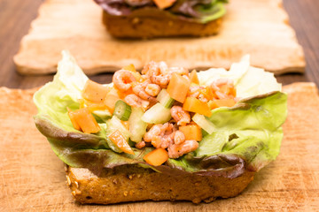 Brötchen mit Krabben und Sellerie