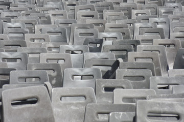 Fototapeta premium Tas de chaises en plastique noir