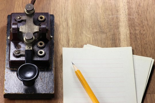 Morsetaste auf Holztisch