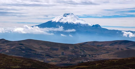 Zelfklevend Fotobehang Cotopaxi volcano over the plateau, Andean Highlands of Ecuador © Kseniya Ragozina