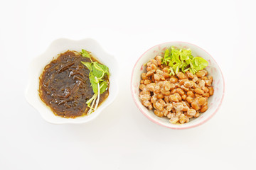 小皿に入れた納豆とモズク