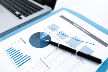 Naklejka premium Businessman analyzing investment charts with laptop. Accounting