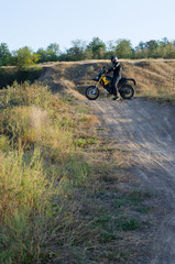 Naklejka premium Rider na rowerze sportowym do enduro na torze motocrossowym