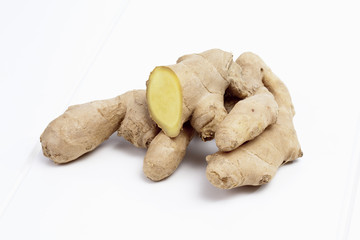 Ingwer auf weißem Hintergrund