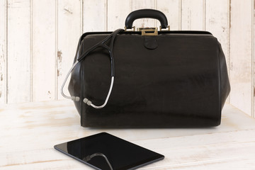 Hausbesuch, Arzttasche mit Stethoskop und Tablet