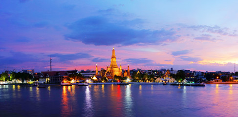 Obraz premium Twilight time of Wat Arun across ChaoPhraya River during sunset