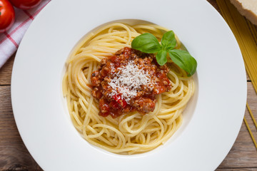 Spaghetti mit Bolognese Soße Parmesan und Basilikum