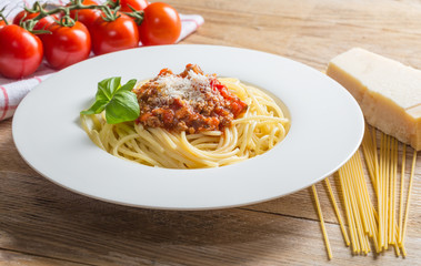Spaghetti mit Bolognese Soße Parmesan und Basilikum