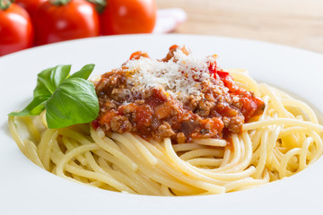 Spaghetti mit Bolognese Soße Parmesan und Basilikum