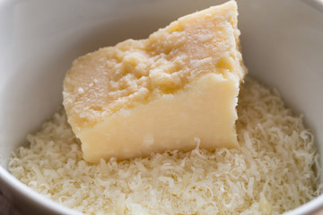 Geriebener Parmesan in einer Schale.
