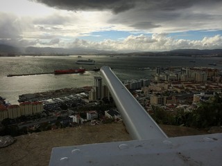 Geschütz auf Gibraltar mit Hafen im Visier
