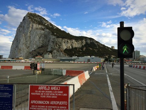Fußgängerüberweg an Start- und Landebahn Gibraltar