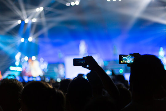 photographing with smartphone during a concert