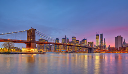 Obraz na płótnie Canvas Brooklyn bridge and Manhattan at dusk