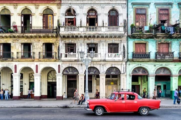 Fototapeten Straßenszene mit Oldtimer in Havanna, Kuba. © Frankix