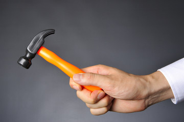 黒い背景のスタジオで撮影した大工道具を持っている手