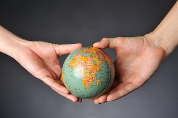 地球を支える二人の手