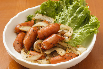 ソーセージと玉ねぎのバジル炒め