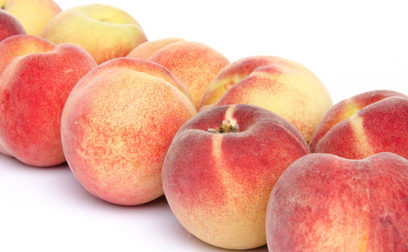 Ripe peaches aligned diagonally