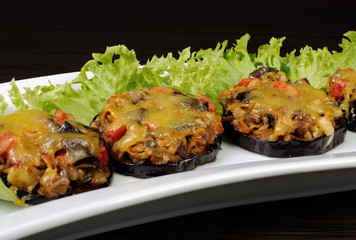Warm appetizer of eggplant under cheese