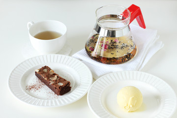 ice cream with brownie with teapot