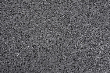 Frischer hydrophober Asphalt mit Regentropfen