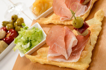 Antipasto di salumi , gnocco fritto e verdure, close-up