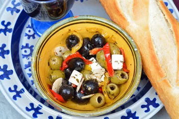 Tischdecke Een schaaltje olijven met stokbrood en rode wijn. © trinetuzun