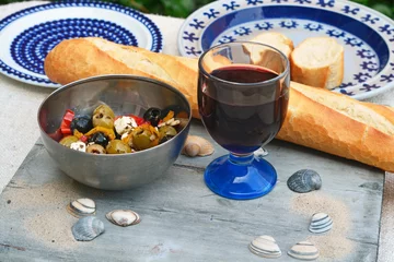 Foto auf Acrylglas Een schaaltje olijven met stokbrood en rode wijn. © trinetuzun