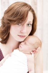 junge Frau mit Neugeborenem