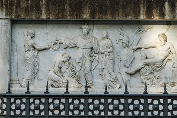 Bassorilievo in marmo decorazione basamento statua, Pisa