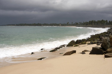 Traumstrand mit Regenwolken