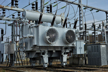 ligne électrique moyenne tension avec transformateur