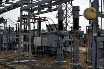 ligne électrique moyenne tension avec transformateur