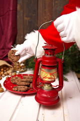 Santa Claus nimmt Milch und Kekse
