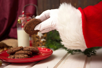 Obraz na płótnie Canvas Santa Claus nimmt Milch und Kekse