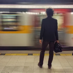 Fotobehang Uomo in metro © lulu