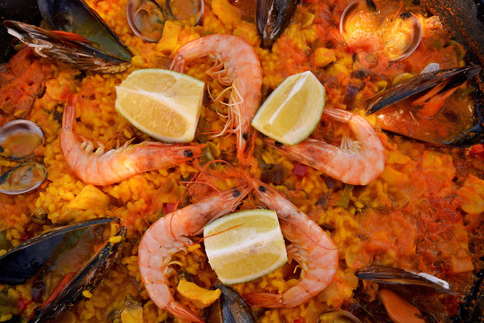 maravillosa paella de marisco tradicional