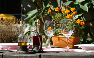 Table préparée d'une terrasse de restaurant 
