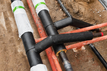 Neue und alte Fernw&auml;rmerohre in einer Baugrube