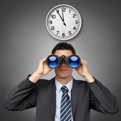 Mann mit Fernglas und Uhr  5 vor 12