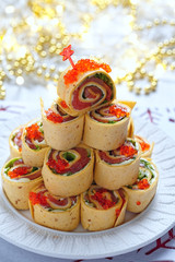 Obraz premium Salmon, cream cheese and iceberg lettuce pinwheels