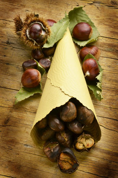 Cast&aacute;in r&oacute;sta Caldarroste Roasted chestnuts Ger&ouml;steten kastanien