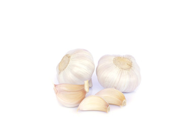 Obraz na płótnie Canvas Garlic bulb and cloves on white background