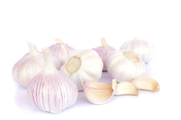 Obraz na płótnie Canvas Garlic bulb and cloves on white background