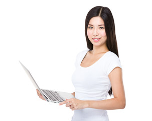 Naklejka premium Asian woman use of notebook computer