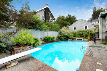 Backyard with swimming pool and jacuzzi