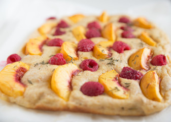 Kuchen mit Aprikosen und Himbeeren