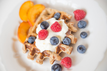 Waffeln mit Sahne und Früchten