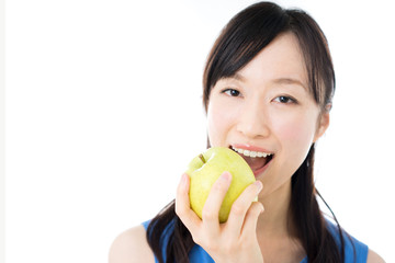 リンゴを食べる女性